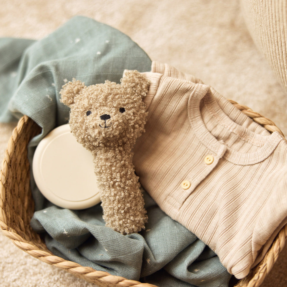 Premier jouet éveil bébé vert olive – peluche hochet