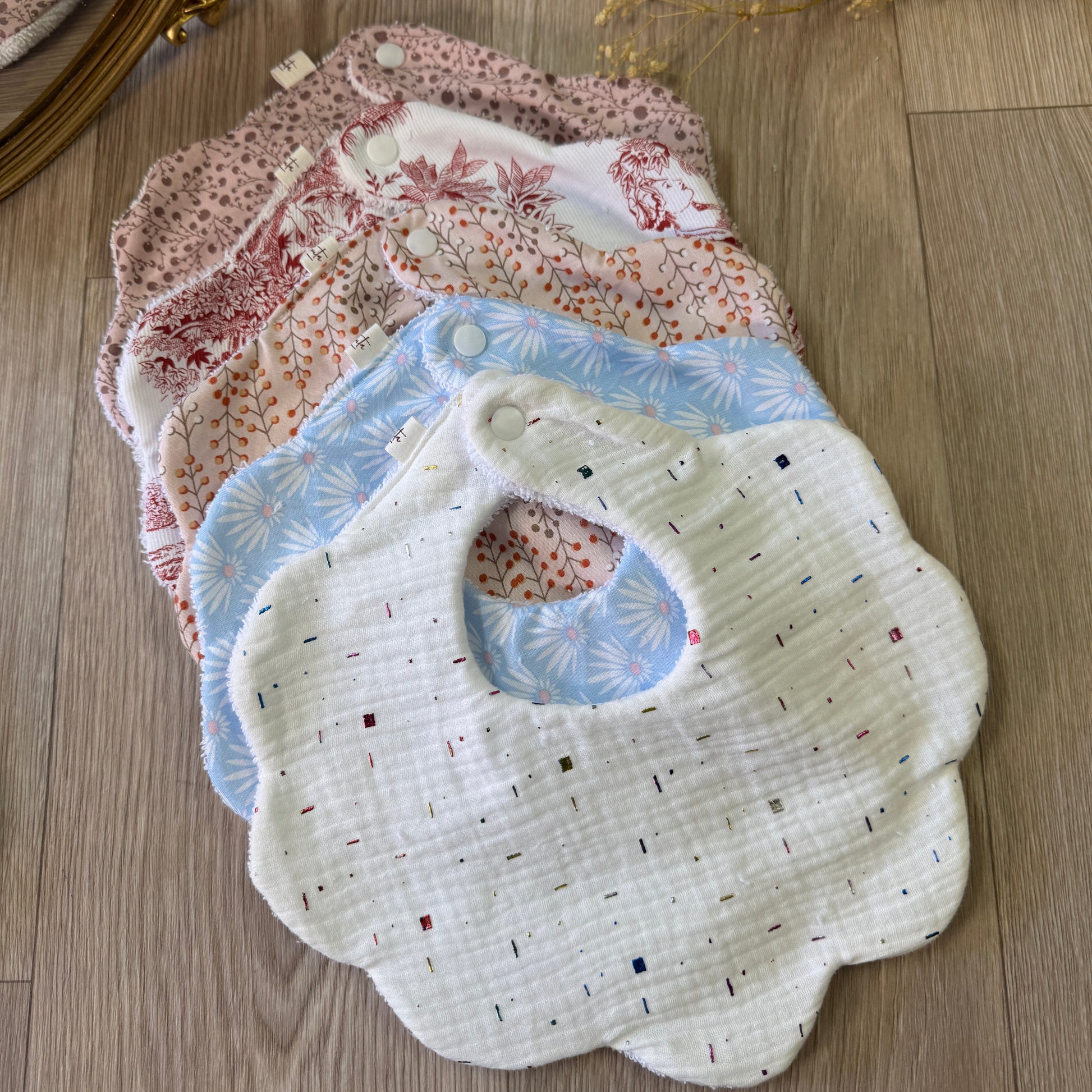 Bavoirs Fleur en Gaze de Coton Museline - Tendance Florale pour Bébé